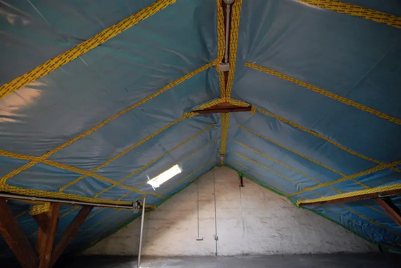 Combles sous la charpente, rampants couverts d’une membrane