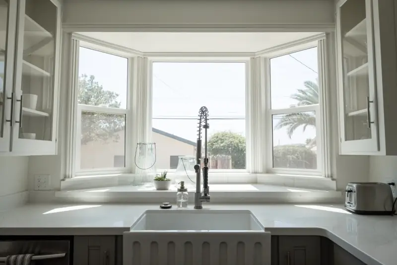 Cuisine claire, évier sous une fenêtre en baie