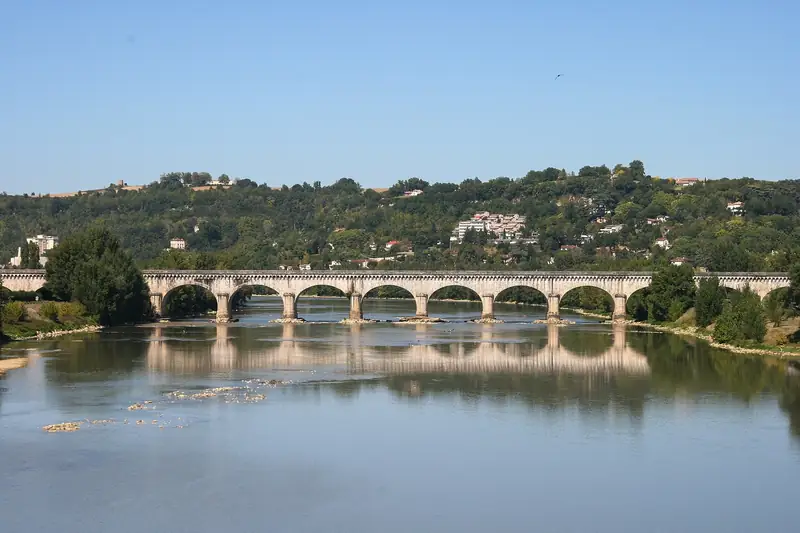 Les arches du pont-canal au-dessus de la Garonne, reflétées dans l’eau