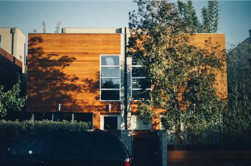 Maison bardée de bois entre les arbres