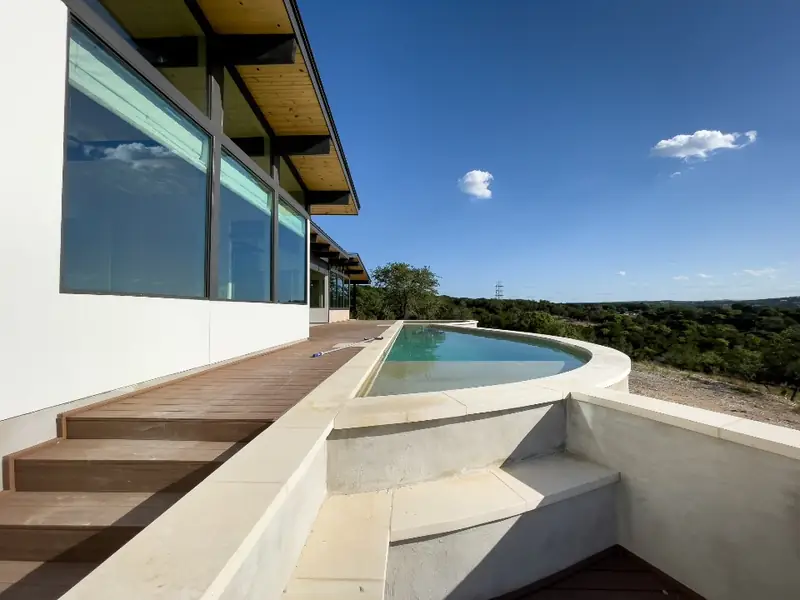 Maison contemporaine, terrasse et grandes baies vitrées