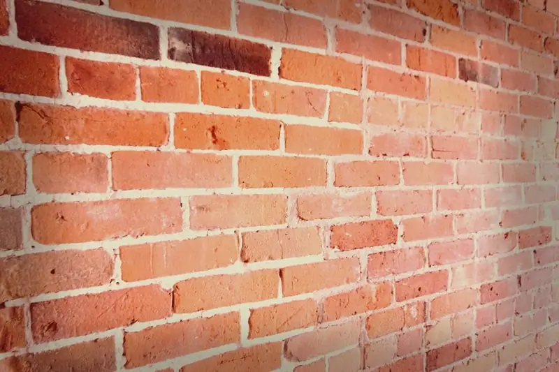 Mur de briques rouges, joints apparents