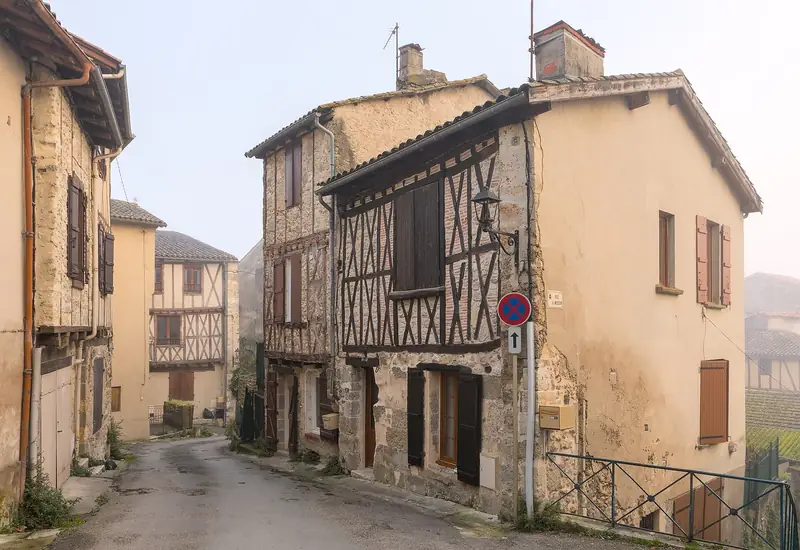 Maisons de pierre et à pans de bois dans une rue de Nérac, en Lot-et-Garonne