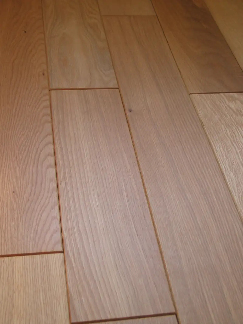 Lames de parquet en chêne rustique aux bords chanfreinés