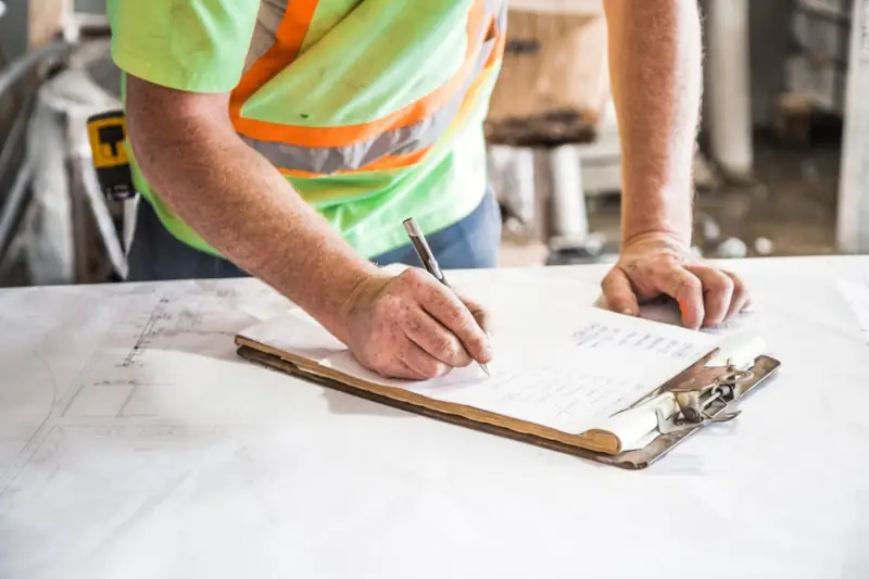 Plans de construction annotés sur une table