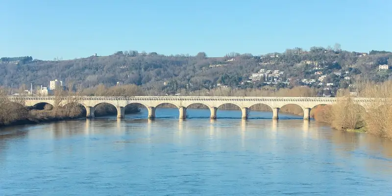 Le pont-canal d’Agen franchit la Garonne, coteaux boisés en arrière-plan