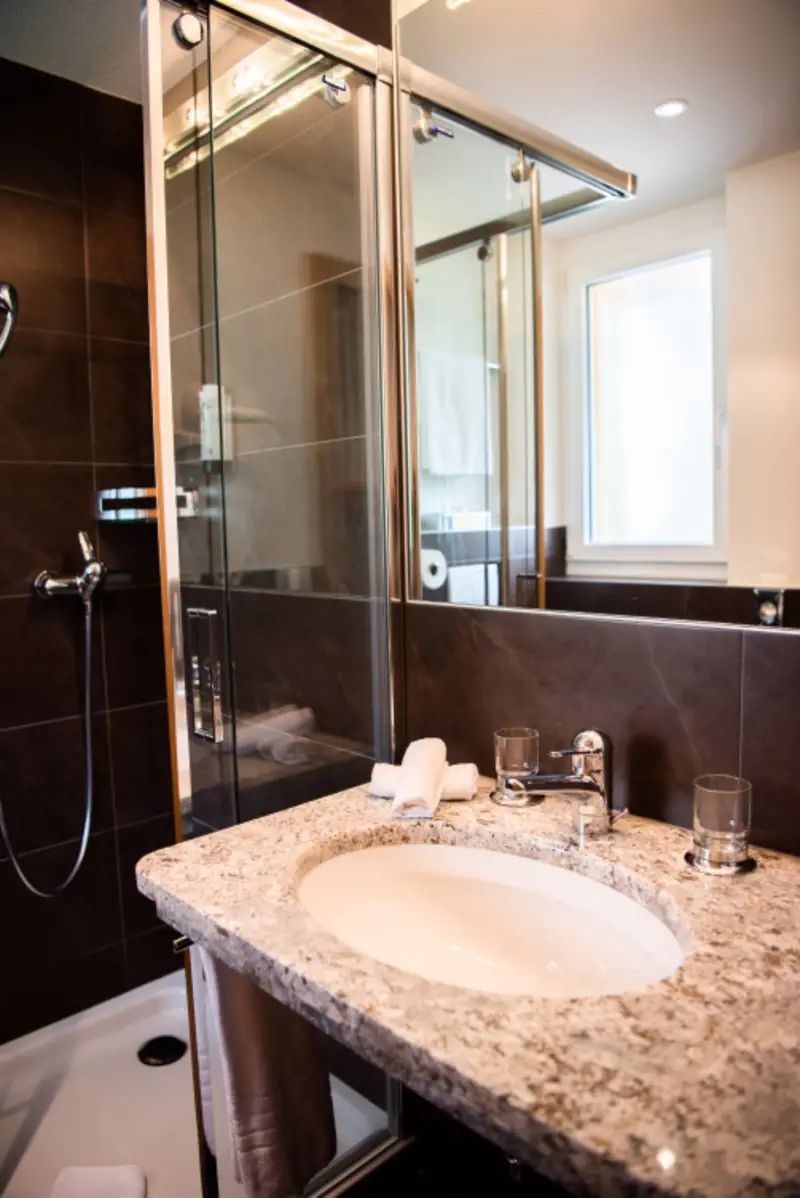 Plan vasque en marbre et douche vitrée