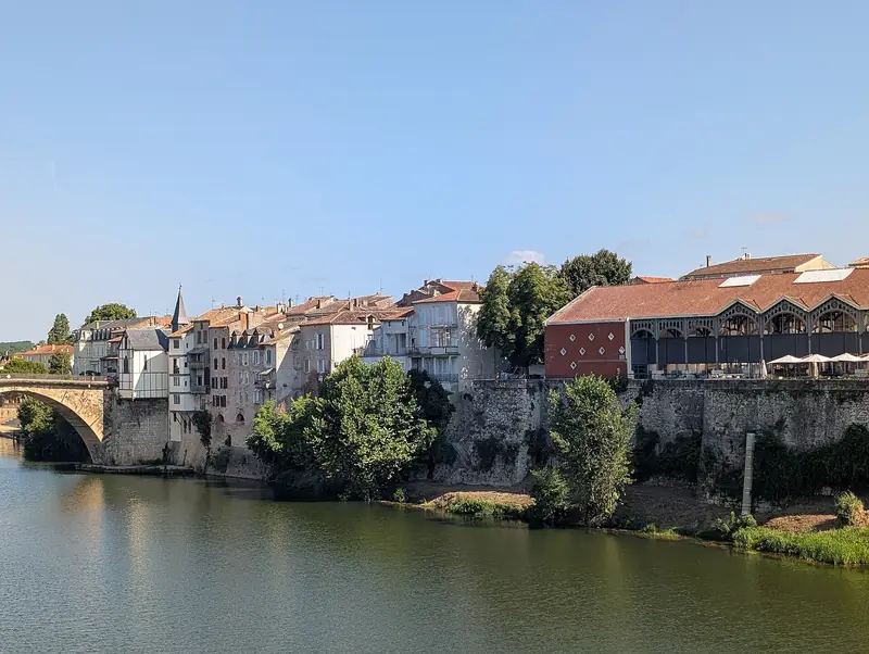 Le Lot à Villeneuve-sur-Lot, maisons et pont de pierre au bord de la rivière